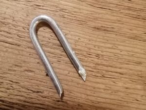 Staples 9 Gauge 1.5” Two Barb (10lb Box)